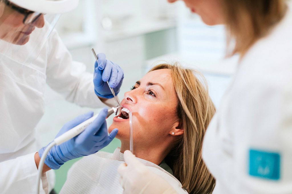 piaskowanie zebów Dental Art dentysta Szczecin, implanty